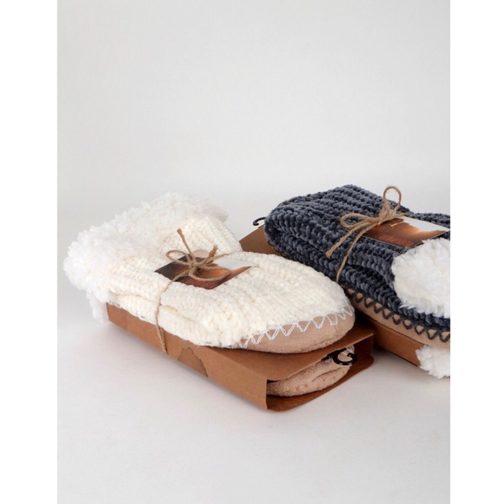 🆕 “Cozy Up” Chenille Plush Slipper Socks - Picture 8 of 8